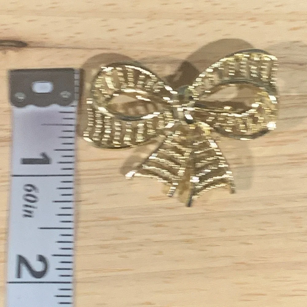 Vintage Style Gold Tone Textured Bow Brooch Pin Feminine Ribbon‎ Lapel Accessory